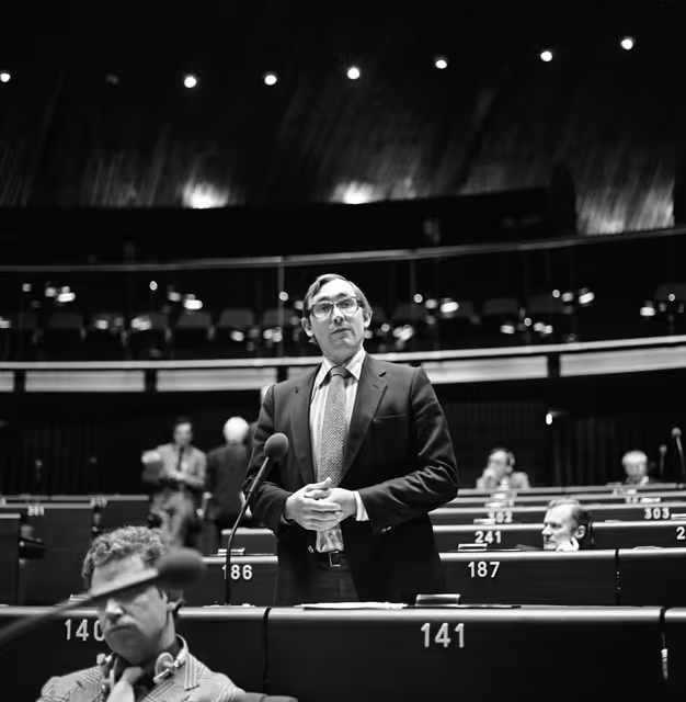 Снимка 27: The MEP David M. CURRY during a session in Strasbourg in November 1981.