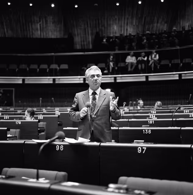 Снимка 46: The MEP Giovanni BARBAGLI during a session in Strasbourg on November 1981.