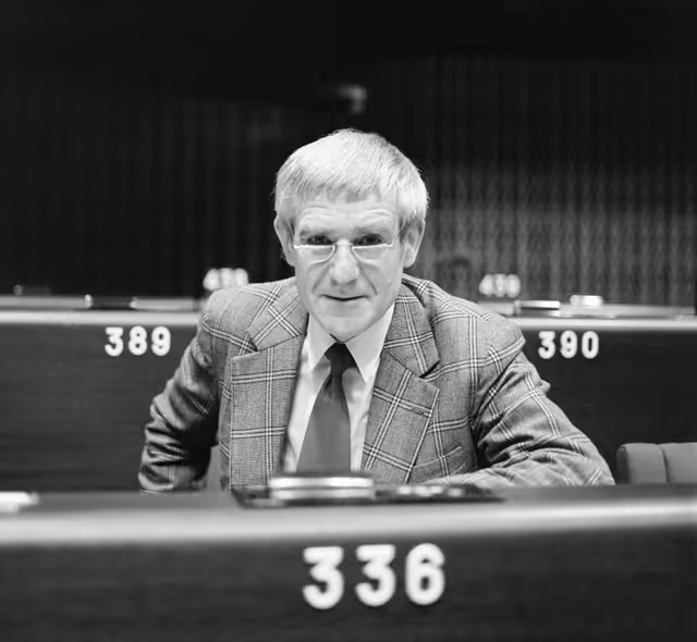 Снимка 30: The MEP Dieter ROGALLA during a session in Strasbourg in November 1981.
