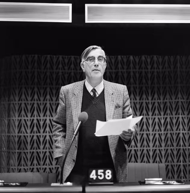Снимка 18: The MEP Arie DE GOEDE during a session in Strasbourg in November 1980.