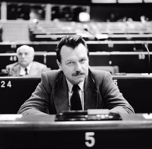 Снимка 37: The MEP Ernest GLINNE during a session in Strasbourg in November 1981.