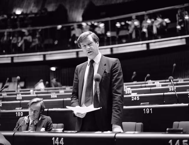 Снимка 14: The MEP Adam FERGUSSON during a session in November 1981.