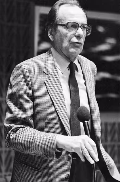 Foto 15: The MEP Ioannis PESMAZOGLOU during a session in Strasbourg in October 1982.