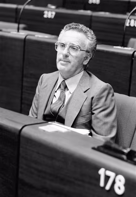 Foto 30: The MEP Roberto COSTANZO during a session in Strasbourg in October 1982.