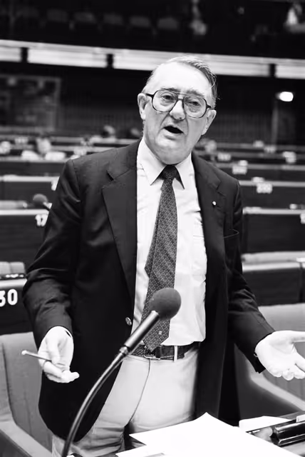 Foto 14: The MEP Heinrich AIGNER during a session in Strasbourg in October 1982.