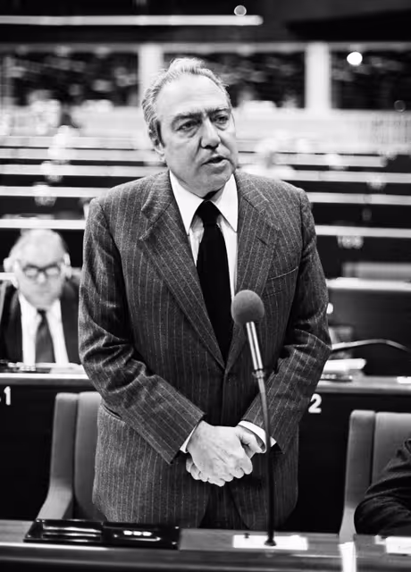 Foto 11: The MEP Fran?ßois-Xavier ORTOLI during a session in Strasbourg in October 1982.