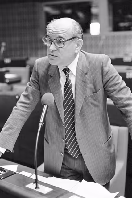 Foto 5: The MEP Angelo CAROSSINO during a session in Strasbourg in October 1982.