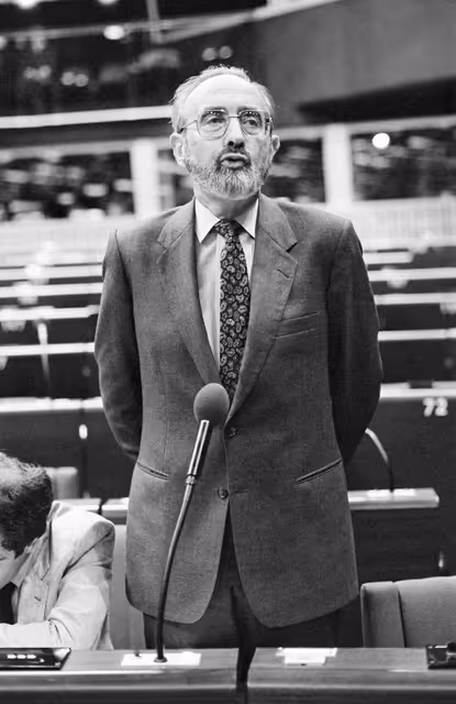 Foto 9: The MEP Edgard Edouard PISANI during a session in Strasbourg in October 1982.