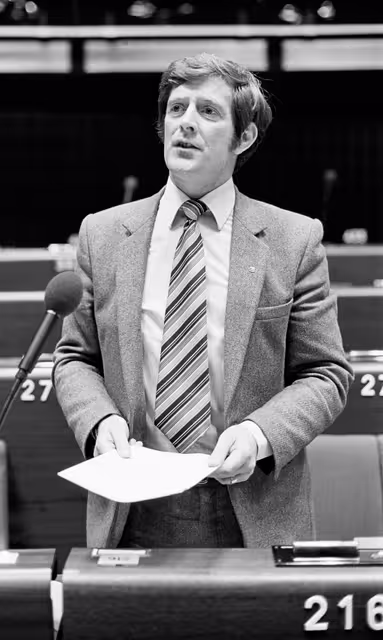 Foto 35: The MEP Winston James GRIFFITHS during a session in Strasbourg in October 1982.