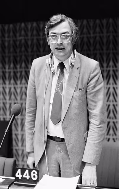 Foto 16: The MEP Jaak H.-A. VANDEMEULEBROUCKE during a session in Strasbourg in October 1982.