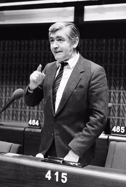 Foto 19: The MEP Konrad SCHON during a session in Strasbourg in October 1982.