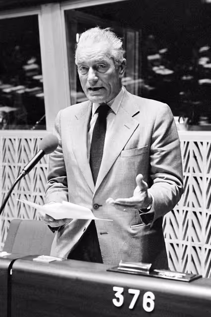 Foto 4: The MEP Andre ROSSI during a session in Strasbourg in October 1982.