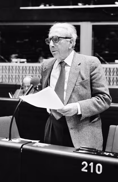 Foto 31: The MEP Silvio LEONARDI during a session in Strasbourg in October 1982.