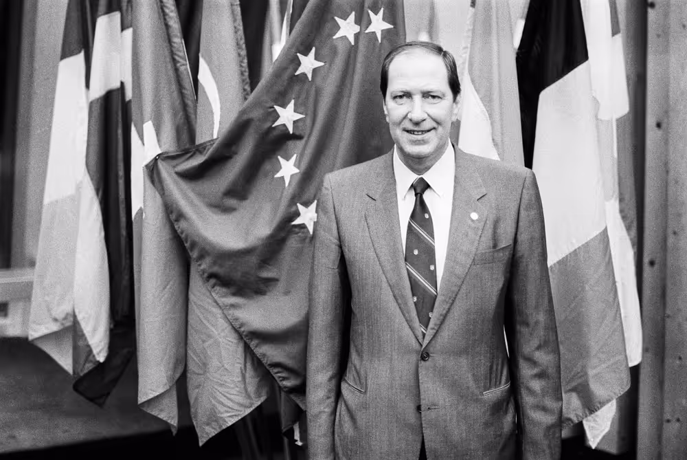 The MEP Francesco PETRONIO in front of flags