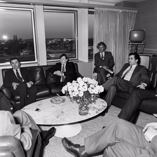 Photo 19 : Pieter DANKERT EP President meets with guests