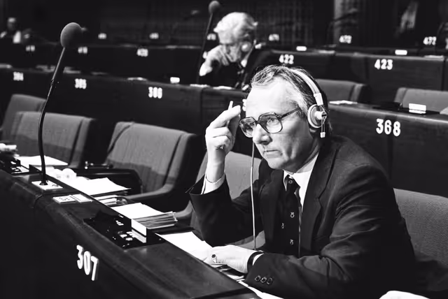 Photo 33: The MEP James L.C. PROVAN during a session in Strasbourg in February 1984.