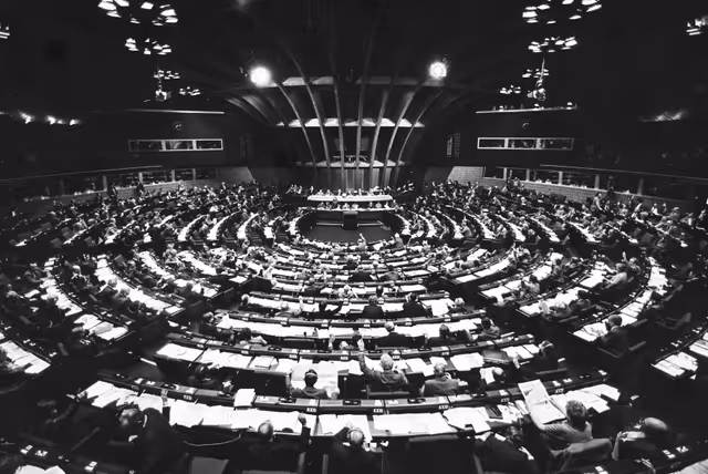 Photo 20: Plenary session at Strasbourg in february 1984