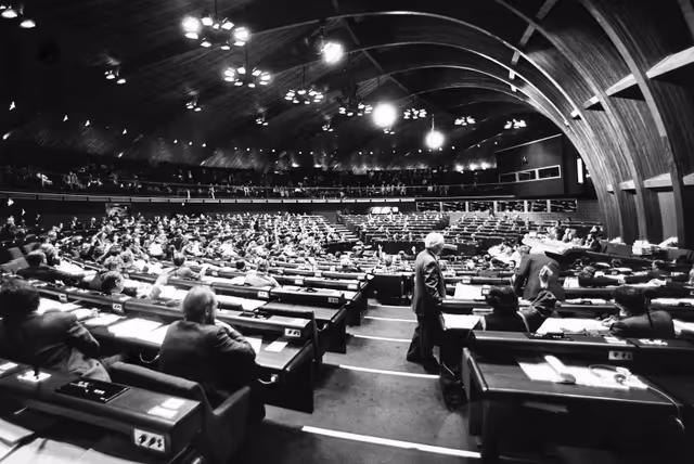 Photo 13: Plenary session at Strasbourg in february 1984