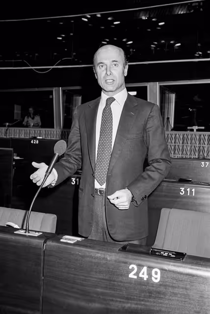 Photo 39: The MEP Jas GAWRONSKI during a session in Strasbourg in February 1984.
