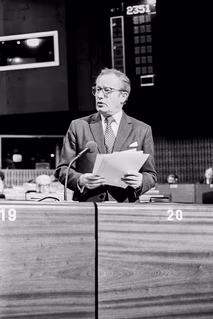 Photo 19: The President of the European Commission Gaston THORN about the treaty project establishing the European Union at the European Parliament of Strasbourg in February 1984.
