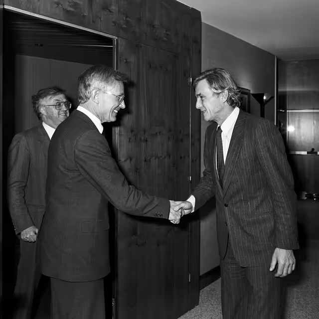 Photo 16 : Pieter DANKERT EP President meets with guests