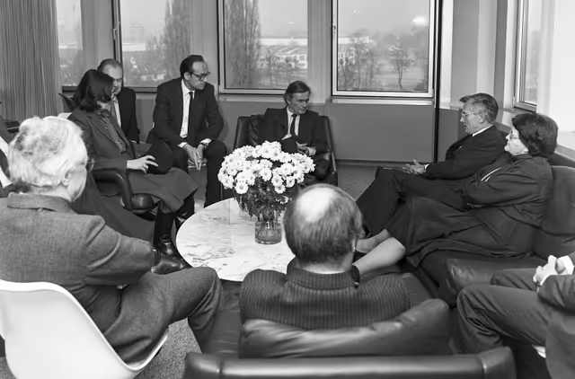 Photo 17 : Pieter DANKERT EP President meets with guests