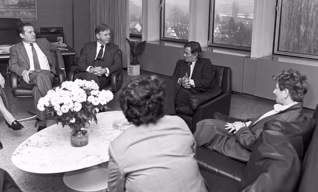 Photo 14 : Pieter DANKERT EP President meets with guests