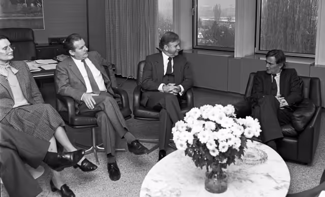 Photo 15 : Pieter DANKERT EP President meets with guests