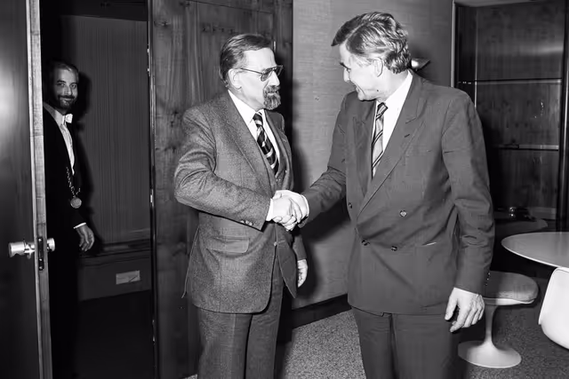 Fotografija 26: Pieter DANKERT - EP President meets with Dutch Minister Jaap SCHERPENHUIZEN at the European Parliament in Strasbourg in March 1984.