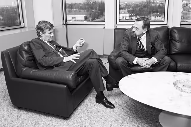 Fotografija 24: Pieter DANKERT - EP President meets with Dutch Minister Jaap SCHERPENHUIZEN at the European Parliament in Strasbourg in March 1984.