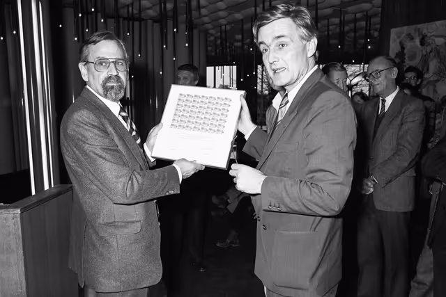 Fotografija 25: Pieter DANKERT - EP President meets with Dutch Minister Jaap SCHERPENHUIZEN at the European Parliament in Strasbourg in March 1984.