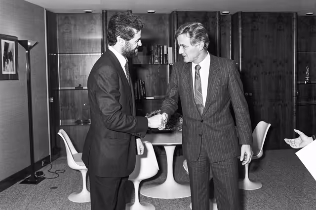 Fotografija 31: Pieter DANKERT - EP President meets with Italian MEPs at the European Parliament in Strasbourg in March 1984.