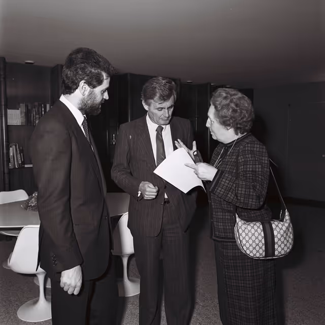 Fotografija 33: Pieter DANKERT - EP President meets with Italian MEPs at the European Parliament in Strasbourg in March 1984.