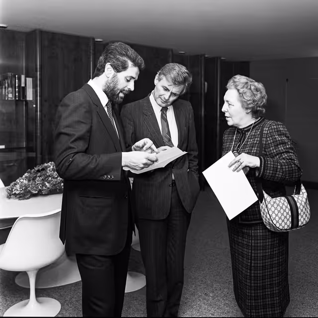 Fotografija 32: Pieter DANKERT - EP President meets with Italian MEPs at the European Parliament in Strasbourg in March 1984.