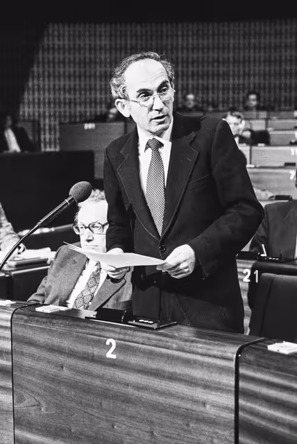 Снимка 4: France Minister of Transport Charles FITERMAN during a session in Strasbourg in March 1984.