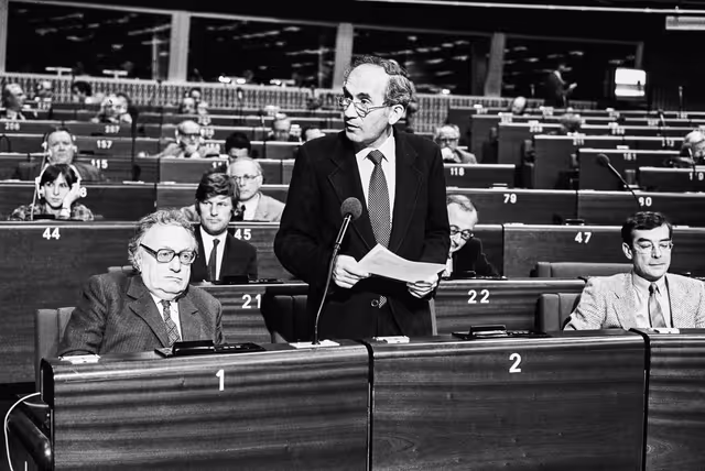 Снимка 2: France Minister of Transport Charles FITERMAN during a session in Strasbourg in March 1984.