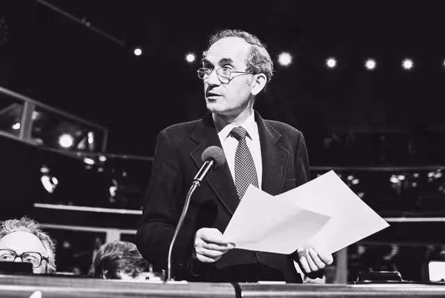 Снимка 3: France Minister of Transport Charles FITERMAN during a session in Strasbourg in March 1984.