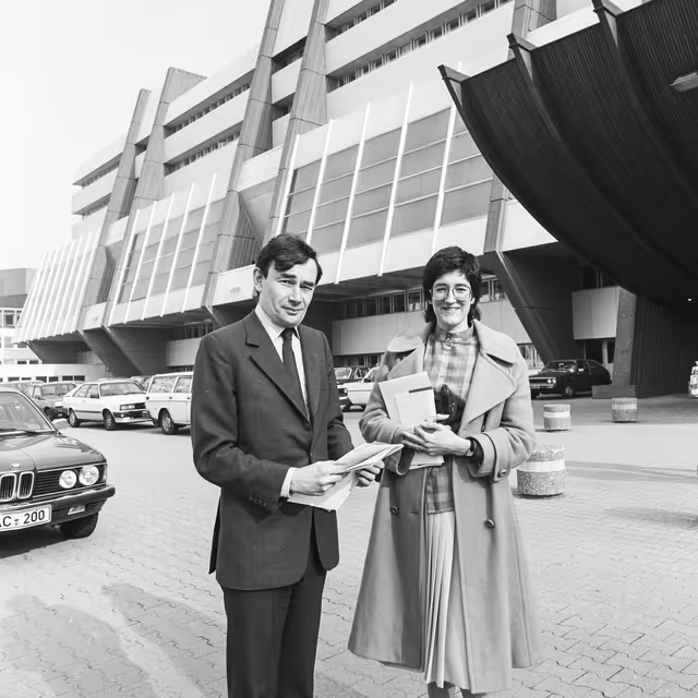 Fotografija 16: MEP Lord O'HAGAN meets with guest at the European Parliament in Strasbourg in March 1984.
