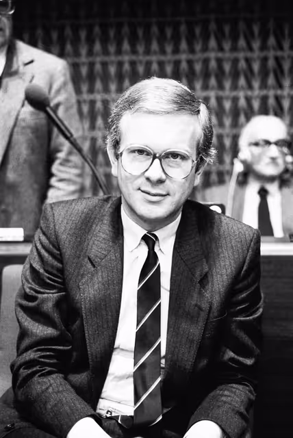 Снимка 46: MEP Hans-Gert POETTERING during a session in Strasbourg in March 1984.