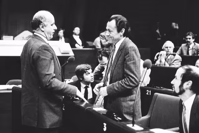 Снимка 1: Eitienne DAVIGNON and French Minister Michel ROCARD during a session in Strasbourg in March 1984.