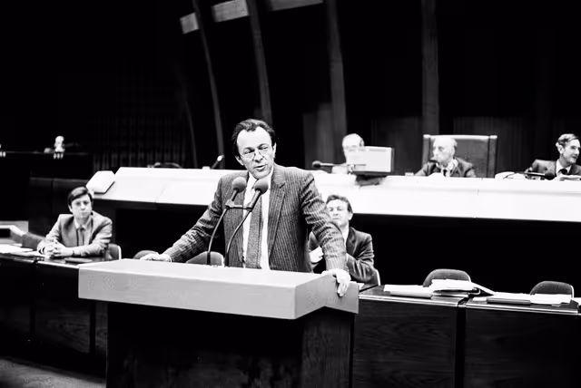 Снимка 7: French Minister Michel ROCARD during a session in Strasbourg in March 1984.