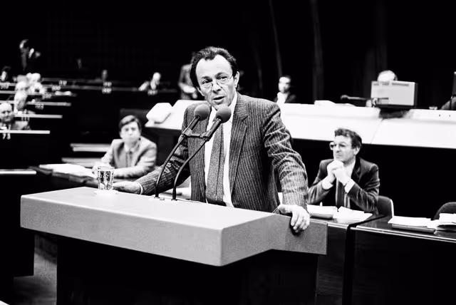 Снимка 9: French Minister Michel ROCARD during a session in Strasbourg in March 1984.