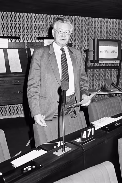 Снимка 16: MEP Alexander SHERLOCK during a session in Strasbourg in March 1984.