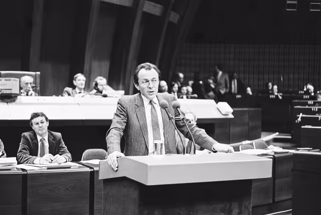 Снимка 10: French Minister Michel ROCARD during a session in Strasbourg in March 1984.