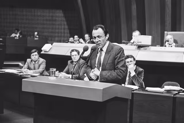 Снимка 5: French Minister Michel ROCARD during a session in Strasbourg in March 1984.
