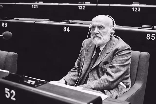 Снимка 18: MEP Altiero SPINELLI during a session in Strasbourg in March 1984.