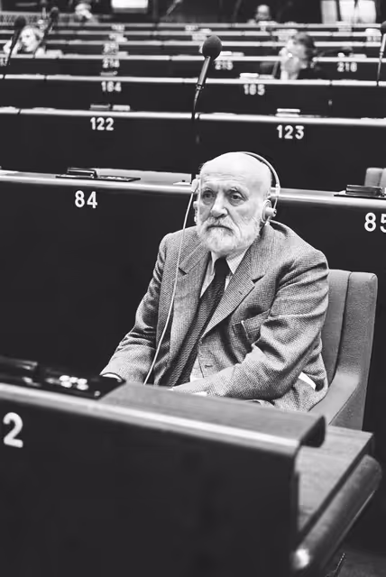 Снимка 19: MEP Altiero SPINELLI during a session in Strasbourg in March 1984.