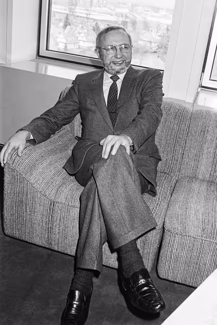 Fotografija 39: Visit of French Minister Louis MEXANDEAU at the European Parliament in Strasbourg in March 1984