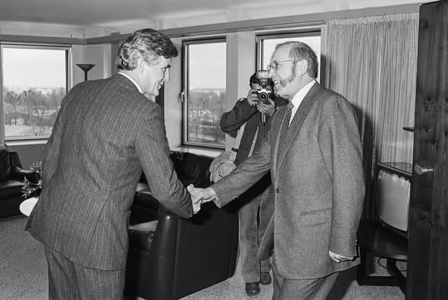 Fotografija 28: Pieter DANKERT - EP President meets with French Minister Louis MEXANDEAU at the European Parliament in Strasbourg in March 1984.
