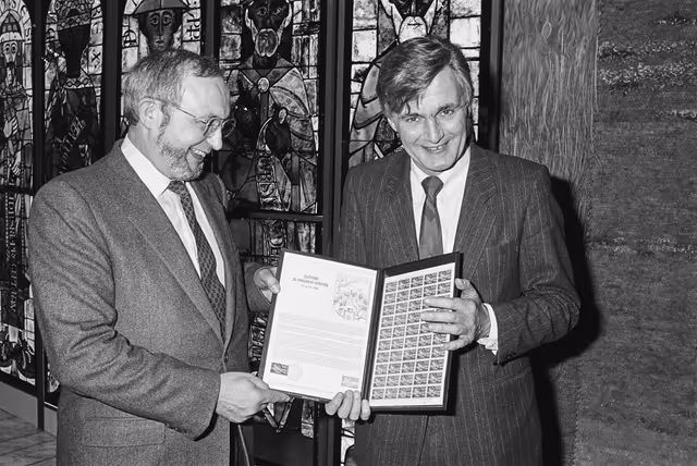 Fotografija 29: Pieter DANKERT - EP President meets with French Minister Louis MEXANDEAU at the European Parliament in Strasbourg in March 1984.